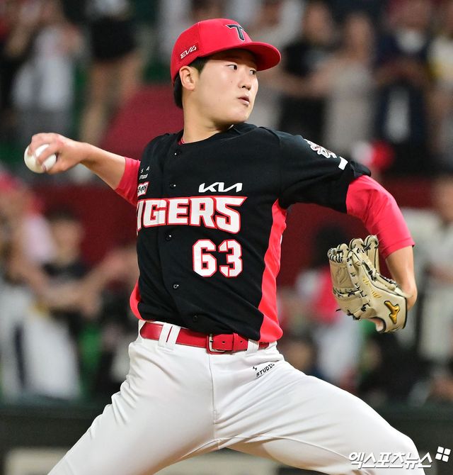 21일 오후 인천SSG랜더스필드에서 열린 '2025 신한 SOL Bank KBO리그' KIA 타이거즈와 SSG 랜더스의 경기, 11회말 무사 1루 KIA 이호민이 공을 힘차게 던지고 있다. 엑스포츠뉴스 DB