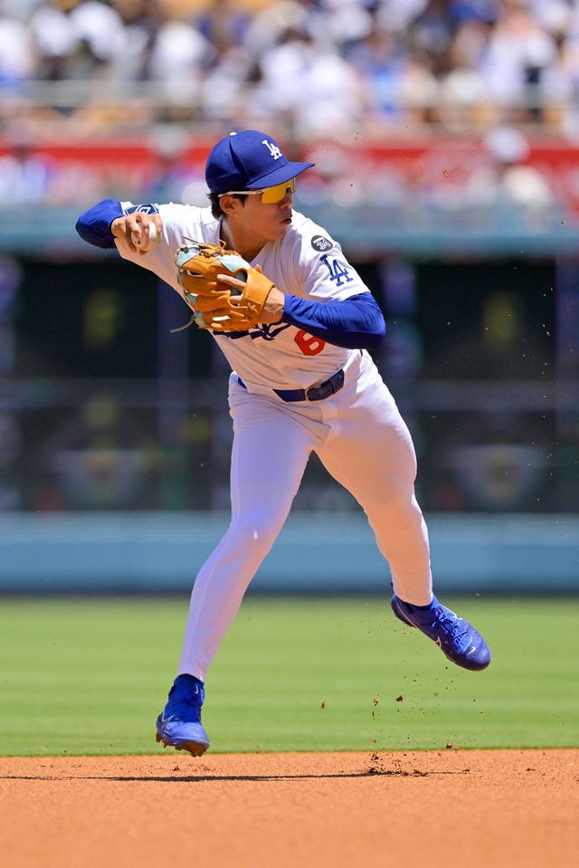 LA 다저스 김혜성이 올해 미국 메이저리그 정규시즌 경기에서 수비하고 있다. 김혜성은 9일 밀워키 브루어스전서 3경기 연속 선발 출장에 나선다. REUTERS 연합뉴스