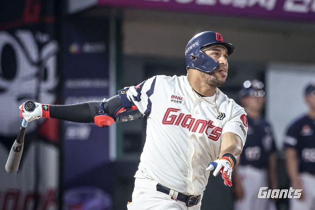 롯데 자이언츠 외국인 타자 빅터 레이예스가 8일 부산 사직야구장에서 열린 2025 신한 SOL Bank KBO리그 두산 베어스와의 팀 간 10차전에서 5회말 2점 홈런을 기록했다. 사진 롯데 자이언츠