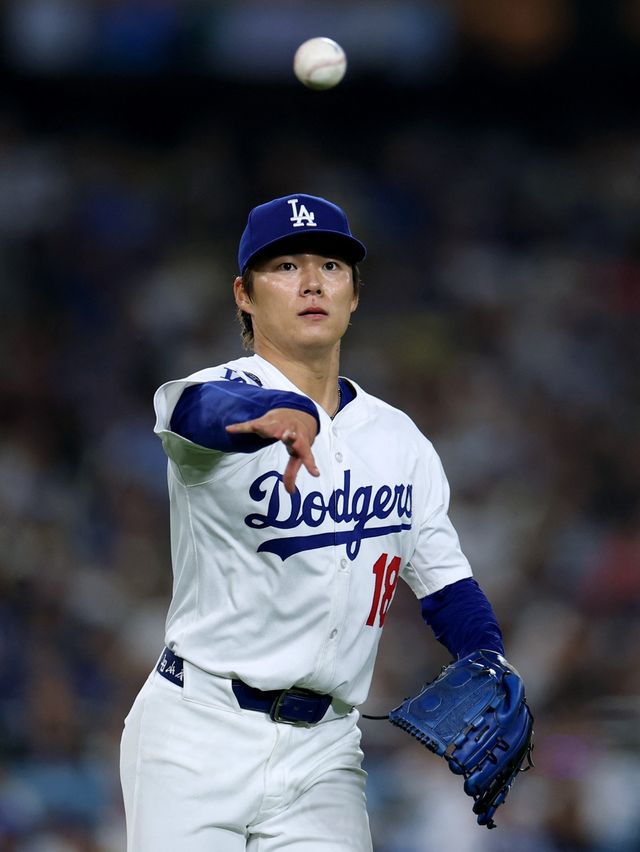 LA 다저스 선발투수 야마모토 요시노부가 올해 미국 메이저리그 정규시즌 경기에 선발 등판해 송구하고 있다. 야마모토는 8일 밀워키 브루어스전에서 1회를 마치지 못한 채 강판당했다. AFP 연합뉴스