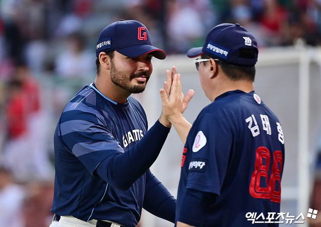 롯데 자이언츠 외인 선발투수 알렉 감보아가 올해 정규시즌 경기에 선발 등판해 승리를 이끈 뒤 김태형 감독과 하이파이브하고 있다. 감보아는 KBO리그 6월 월간 MVP를 수상했다. 엑스포츠뉴스 DB