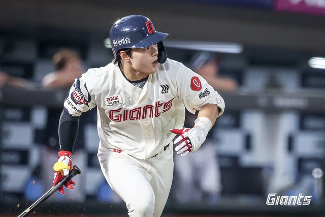 롯데 자이언츠 내야수 한태양이 8일 부산 사직야구장에서 열린 2025 신한 SOL Bank KBO리그 두산 베어스와의 팀 간 10차전에서 5회말 1타점 적시타를 기록했다. 사진 롯데 자이언츠