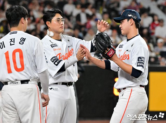 8일 오후 대전 한화생명 볼파크에서 열린 '2025 신한 SOL Bank KBO리그' KIA 타이거즈와 한화 이글스의 경기, 5회초 수비를 마친 한화 문동주가 더그아웃으로 향하고 있다. 대전, 김한준 기자