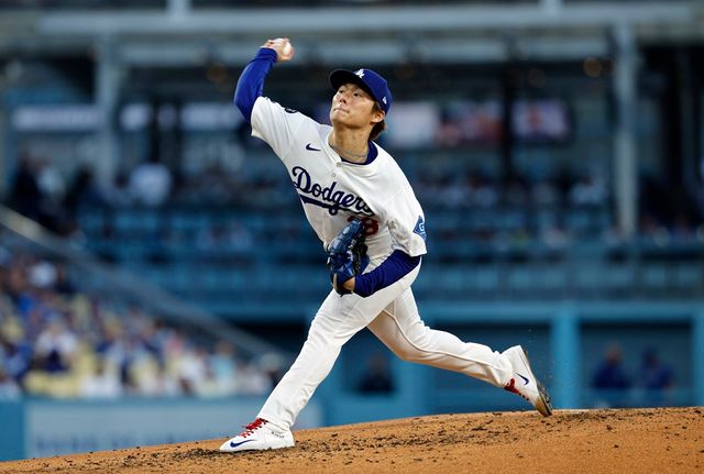 LA 다저스 선발투수 야마모토 요시노부가 올해 미국 메이저리그 정규시즌 경기에 선발 등판해 역투하고 있다. 야마모토는 8일 밀워키 브루어스전에서 1회를 마치지 못한 채 강판당했다. AP 연합뉴스