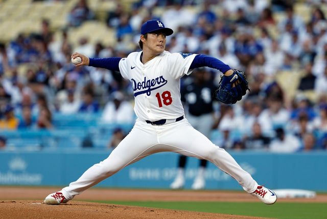 LA 다저스 선발투수 야마모토 요시노부가 올해 미국 메이저리그 정규시즌 경기에 선발 등판해 역투하고 있다. 야마모토는 8일 밀워키 브루어스전에서 1회를 마치지 못한 채 강판당했다. AP 연합뉴스