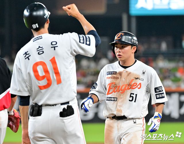 8일 오후 대전 한화생명 볼파크에서 열린 '2025 신한 SOL Bank KBO리그' KIA 타이거즈와 한화 이글스의 경기, 5회말 2사 1,3루 한화 문현빈이 1타점 적시타를 날리고 있다. 대전, 김한준 기자