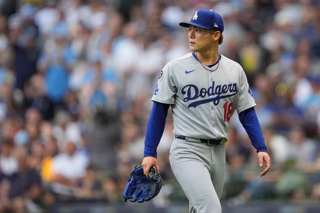 LA 다저스 선발투수 야마모토 요시노부가 8일 미국 메이저리그 밀워키 브루어스전에 선발 등판해 고전한 뒤 마운드에서 내려오고 있다. 야마모토는 이날 1회를 마치지 못한 채 강판당했다. AP 연합뉴스