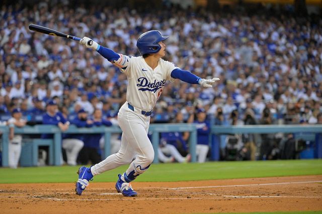 LA 다저스 김혜성이 올해 미국 메이저리그 정규시즌 경기에서 타격하고 있다. 김혜성은 9일 밀워키 브루어스전서 3경기 연속 선발 출장에 나선다. REUTERS 연합뉴스