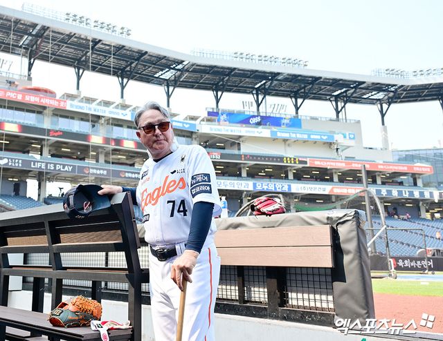 8일 오후 대전 한화생명 볼파크에서 열리는 '2025 신한 SOL Bank KBO리그' KIA 타이거즈와 한화 이글스의 경기, 한화 김경문 감독이 선수들의 훈련을 지켜보고 있다. 대전, 김한준 기자