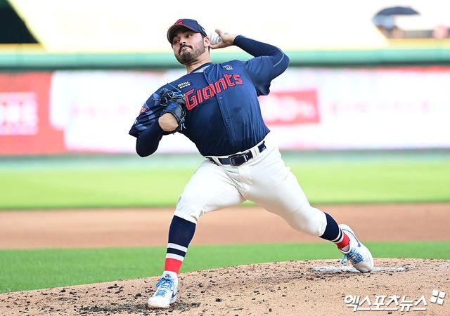 롯데 자이언츠 외인 선발투수 알렉 감보아가 올해 정규시즌 경기에 선발 등판해 역투하고 있다. 감보아는 KBO리그 6월 월간 MVP를 수상했다. 엑스포츠뉴스 DB