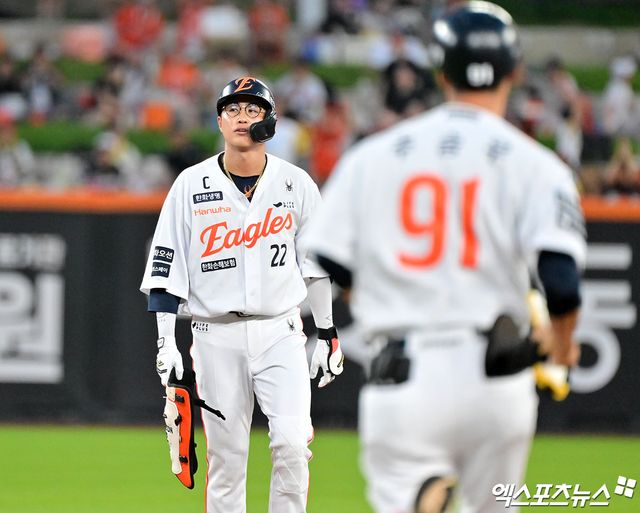 8일 오후 대전 한화생명 볼파크에서 열린 '2025 신한 SOL Bank KBO리그' KIA 타이거즈와 한화 이글스의 경기, 3회말 1사 3루 한화 채은성이 3타점 2루타를 날린 후 기뻐하고 있다. 대전, 김한준 기자