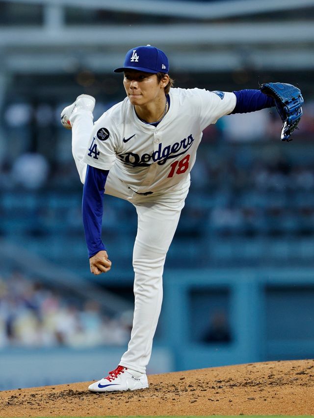 LA 다저스 선발투수 야마모토 요시노부가 올해 미국 메이저리그 정규시즌 경기에 선발 등판해 역투하고 있다. 야마모토는 8일 밀워키 브루어스전에서 1회를 마치지 못한 채 강판당했다. AP 연합뉴스