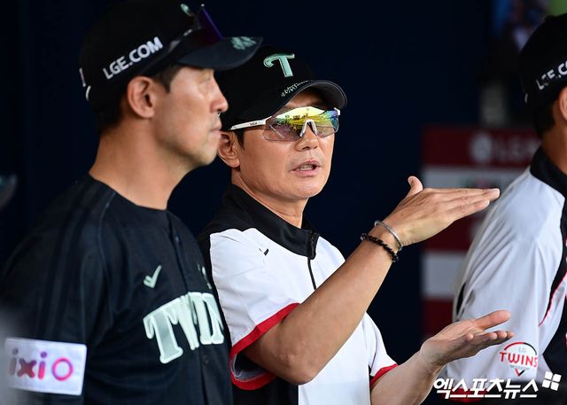 지난달 18일 오후 서울 송파구 잠실야구장에서 열린 '신한 SOL Bank KBO리그' NC 다이노스와 LG 트윈스의 경기, LG 염경엽 감독이 더그아웃에서 경기를 지켜보며 김광삼 투수코치와 이야기를 나누고 있다. 엑스포츠뉴스 DB