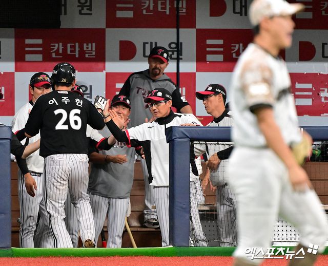 지난달 8일 오후 서울 구로구 고척스카이돔에서 열린 '2025 신한 SOL Bank KBO리그' LG 트윈스와 키움 히어로즈의 경기, 7회초 2사 2루 LG 이주헌이 신민재의 1타점 적시타때 득점에 성공하고 있다. 엑스포츠뉴스 DB