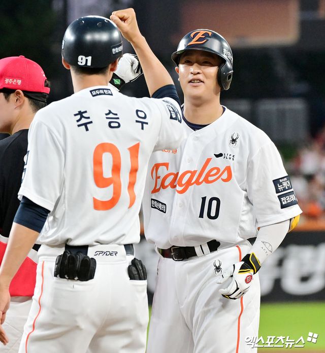 9일 오후 대전 한화생명 볼파크에서 열린 '2025 신한 SOL Bank KBO리그' KIA 타이거즈와 한화 이글스의 경기, 4회말 1사 만루 한화 이진영이 2타점 적시타를 날리고 기뻐하고 있다. 대전, 김한준 기자