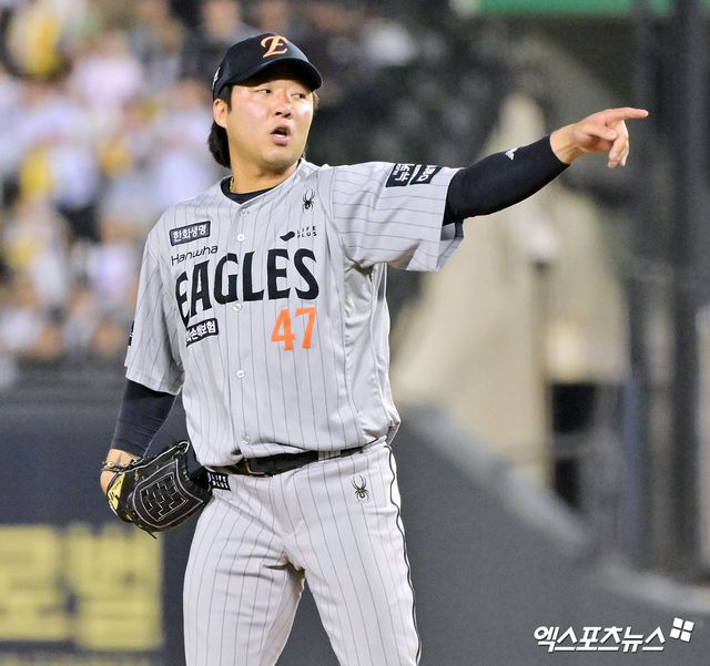 27일 오후 서울 송파구 잠실야구장에서 열린 '2025 신한 SOL Bank KBO리그' 한화 이글스와 LG 트윈스의 경기, 7회말 1사 한화 김범수가 LG 이영빈의 체크스윙때 배트가 돌았다고 어필하고 있다. 엑스포츠뉴스DB