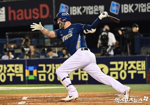 NC 다이노스 외국인 타자 맷 데이비슨이 수비 도중 충돌 부상으로 갈비뼈 실금 진단을 받았다. 향후 최소 1개월 이상 회복 기간이 필요한 가운데 NC 구단은 올스타 휴식기 뒤 대체 외국인 영입을 검토할 예정이다. 엑스포츠뉴스 DB