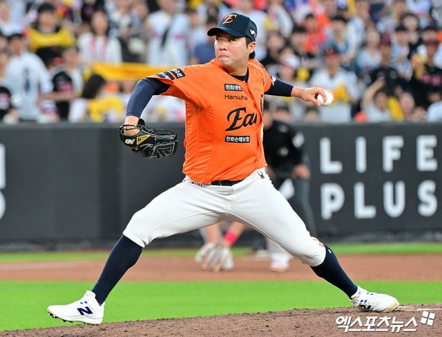 14일 오후 대전 한화생명 볼파크에서 열린 '2025 신한 SOL Bank KBO리그' LG 트윈스와 한화 이글스의 경기, 8회초 1사 1루 한화 김범수가 공을 힘차게 던지고 있다. 엑스포츠뉴스DB