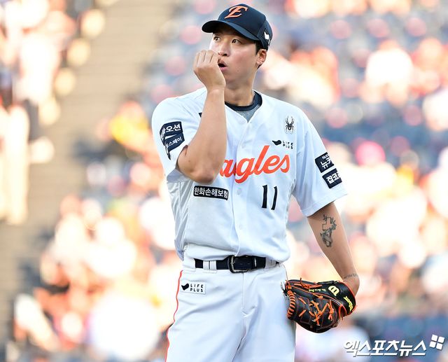 9일 오후 대전 한화생명 볼파크에서 열린 '2025 신한 SOL Bank KBO리그' KIA 타이거즈와 한화 이글스의 경기, 1회초 한화 선발투수 엄상백이 투구 준비를 하고 있다. 대전, 김한준 기자