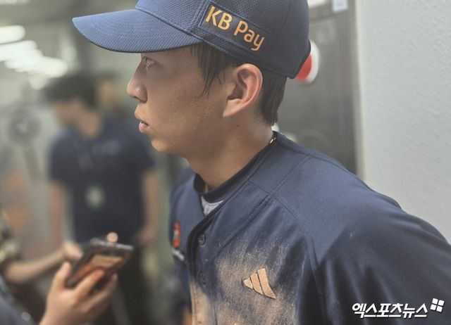 두산 베어스 김민석이 지난 8일 사직 롯데 자이언츠전 종료 후 취재진과 인터뷰를 진행했다. 사진 엑스포츠뉴스