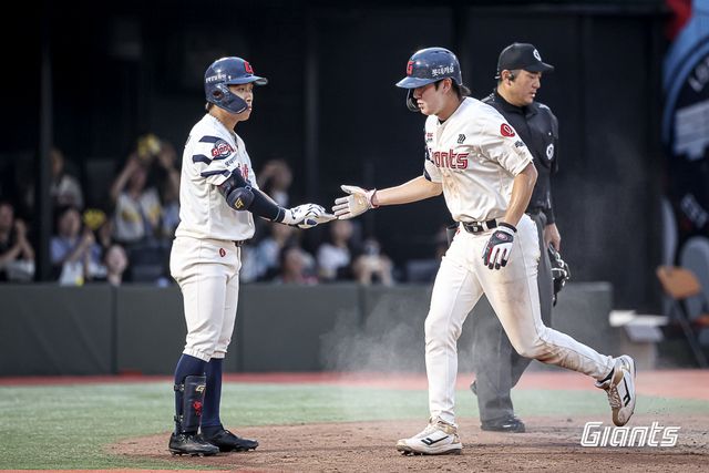 롯데 자이언츠 내야수 나승엽(오른쪽)이 9일 부산 사직야구장에서 열린 2025 신한 SOL Bank KBO리그 두산 베어스와의 팀 간 11차전에서 2회말 득점 후 황성빈과 하이파이브를 하고 있다. 사진 롯데 자이언츠