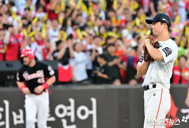 9일 오후 대전 한화생명 볼파크에서 열린 '2025 신한 SOL Bank KBO리그' KIA 타이거즈와 한화 이글스의 경기, 2회초 1사 만루 한화 엄상백이 밀어내기 볼넷으로 실점을 한 후 아쉬워하고 있다. 대전, 김한준 기자