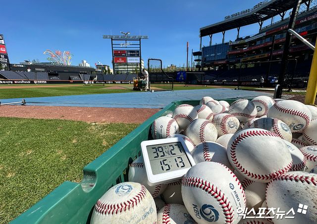 9일 오후 대전 한화생명 볼파크에서 열리는 '2025 신한 SOL Bank KBO리그' KIA 타이거즈와 한화 이글스의 경기, 15시13분 현재 39도를 알려주는 온도계의 모습. 대전, 김한준 기자