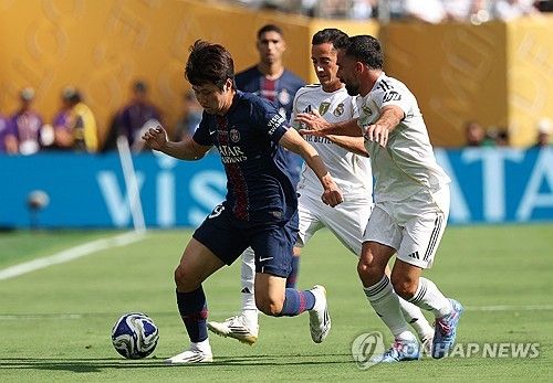 PSG는 10일(한국시간) 미국 뉴저지 메트라이프 스타디움에서 열린 2025 국제축구연맹(FIFA) 클럽월드컵 준결승전서 압도적인 경기력 끝에 레알 마드리드를 4-0으로 대파했다. 이강인은 이날 후반 중후반 교체로 들어간 뒤 후반 42분 곤살루 하무스의 쐐기골 때 기점이 되는 패스를 찔러넣어 자신의 존재감을 알렸다. 연합뉴스