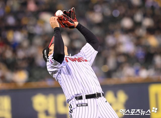 지난 4월 15일 오후 서울 송파구 잠실야구장에서 열린 '2025 신한 SOL Bank KBO리그' 삼성 라이온즈와 LG 트윈스의 경기, 6회초 2사 1루 LG 문보경이 삼성 김성윤의 타구를 처리하고 있다. 엑스포츠뉴스 DB