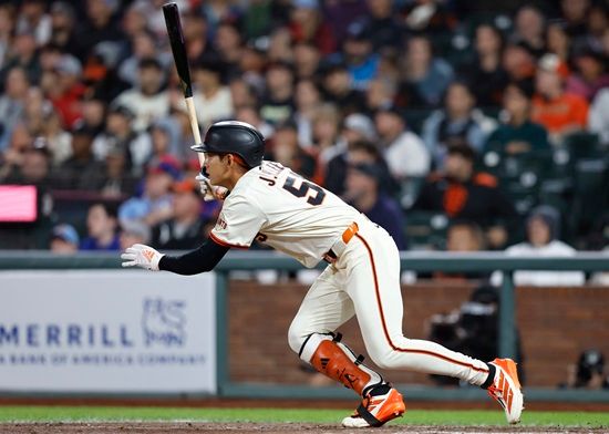 샌프란시스코 자이언츠 외야수 이정후가 최근 2경기 연속 안타 행진에도 9일 경기 7번 타자 중견수로 선발 출격한다. 이정후는 개인 통산 6타수 1안타 2삼진을 기록한 필라델피아 필리스 우완 선발 투수 타이후안 워커와 맞붙어 3경기 연속 안타에 도전한다. 연합뉴스