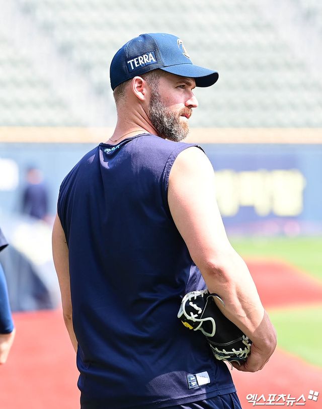 NC 다이노스 외국인 타자 맷 데이비슨이 수비 도중 충돌 부상으로 갈비뼈 실금 진단을 받았다. 향후 최소 1개월 이상 회복 기간이 필요한 가운데 NC 구단은 올스타 휴식기 뒤 대체 외국인 영입을 검토할 예정이다. 엑스포츠뉴스 DB