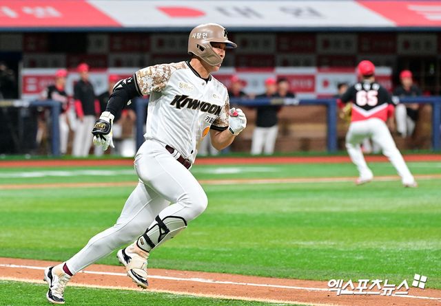 지난달 26일 오후 서울 구로구 고척스카이돔에서 열린 '2025 신한 SOL Bank KBO리그' KIA 타이거즈와 키움 히어로즈의 경기, 5회말 1사 1,2루 키움 송성문이 1타점 2루타를 날리고 있다. 엑스포츠뉴스 DB