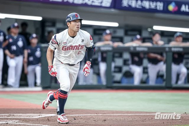 롯데 자이언츠 캡틴 전준우가 9일 부산 사직야구장에서 열린 2025 신한 SOL Bank KBO리그 두산 베어스와의 팀 간 11차전에서 2회말 1타점 외야 희생 플라이로 팀에 선취점을 안겼다. 사진 롯데 자이언츠