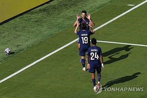 PSG는 10일(한국시간) 미국 뉴저지 메트라이프 스타디움에서 열린 2025 국제축구연맹(FIFA) 클럽월드컵 준결승전서 압도적인 경기력 끝에 레알 마드리드를 4-0으로 대파했다. 이강인은 이날 후반 중후반 교체로 들어간 뒤 후반 42분 곤살루 하무스의 쐐기골 때 기점이 되는 패스를 찔러넣어 자신의 존재감을 알렸다. 연합뉴스