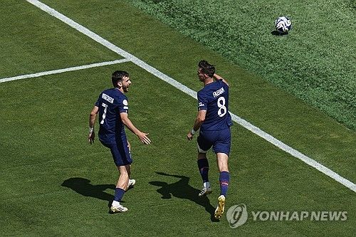 PSG는 10일(한국시간) 미국 뉴저지 메트라이프 스타디움에서 열린 2025 국제축구연맹(FIFA) 클럽월드컵 준결승전서 압도적인 경기력 끝에 레알 마드리드를 4-0으로 대파했다. 이강인은 이날 후반 중후반 교체로 들어간 뒤 후반 42분 곤살루 하무스의 쐐기골 때 기점이 되는 패스를 찔러넣어 자신의 존재감을 알렸다. 연합뉴스