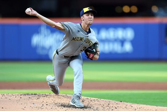 밀워키 브루어스의 신인 투수 제이콥 미시올로스키가 9일(한국시간) 미국 위스콘신주 밀워키 아메리칸 패밀리 필드에서 열린 2025 미국 메이저리그(MLB) 다저스와의 홈경기에 선발 등판해 6이닝 4피안타(1피홈런) 1볼넷 12탈삼진 1실점을 기록하며 시즌 4번째 선발승을 올렸다. 연합뉴스
