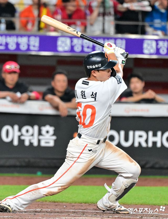 8일 오후 대전 한화생명 볼파크에서 열린 '2025 신한 SOL Bank KBO리그' KIA 타이거즈와 한화 이글스의 경기, 7회말 무사 1루 한화 이원석이 내야안타를 날리고 있다. 엑스포츠뉴스DB