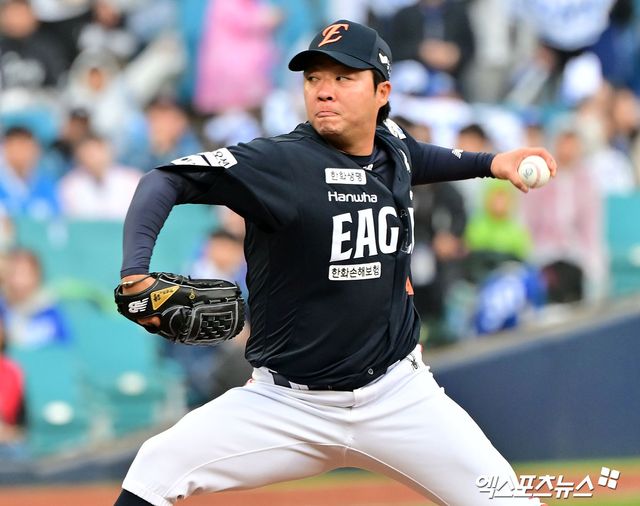 5일 오후 대구삼성라이온즈파크에서 열린 '2025 신한 SOL Bank KBO리그' 한화 이글스와 삼성 라이온즈의 경기, 8회말 한화 김범수가 공을 힘차게 던지고 있다. 엑스포츠뉴스DB