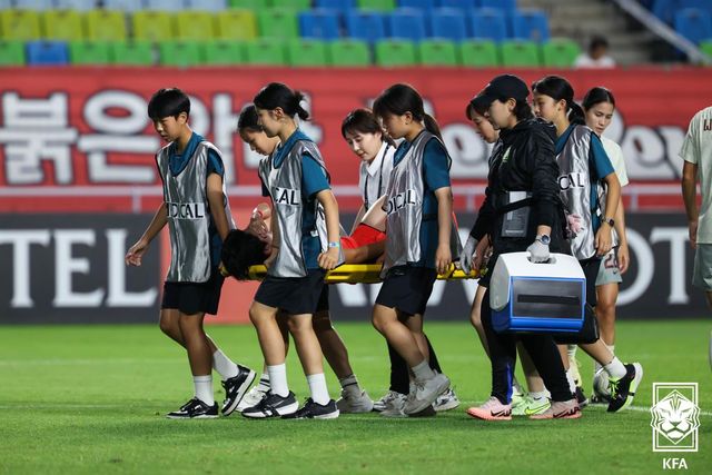신상우 감독이 경기 결과에 대해 아쉬움을 드러냈다. 신 감독은 극장 무승부를 거뒀음에도 중국을 상대로 충분히 승점 3점을 따낼 수 있었다며 결정적 찬스를 살리지 못한 점을 아쉬워했다. 사진 대한축구협회