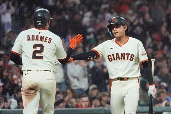 샌프란시스코 자이언츠 외야수 이정후가 최근 2경기 연속 안타 행진에도 9일 경기 7번 타자 중견수로 선발 출격한다. 이정후는 개인 통산 6타수 1안타 2삼진을 기록한 필라델피아 필리스 우완 선발 투수 타이후안 워커와 맞붙어 3경기 연속 안타에 도전한다. 연합뉴스