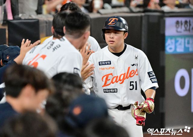 9일 오후 대전 한화생명 볼파크에서 열린 '2025 신한 SOL Bank KBO리그' KIA 타이거즈와 한화 이글스의 경기, 4회말 1사 만루 한화 문현빈이 이진영의 2타점 적시타때 득점에 성공하고 있다. 대전, 김한준 기자