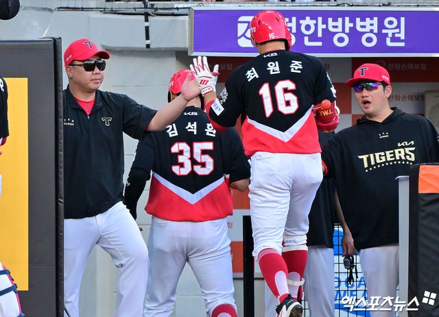 9일 오후 대전 한화생명 볼파크에서 열린 '2025 신한 SOL Bank KBO리그' KIA 타이거즈와 한화 이글스의 경기, 2회초 1사 만루 KIA 최원준이 1타점 희생플라이 타구를 날린 후 이범호 감독의 격려를 받고 있다. 대전, 김한준 기자