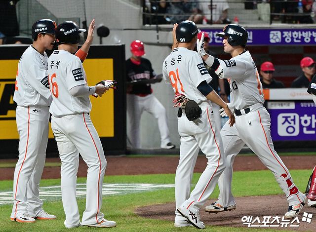9일 오후 대전 한화생명 볼파크에서 열린 '2025 신한 SOL Bank KBO리그' KIA 타이거즈와 한화 이글스의 경기, 4회말 2사 1,3루 한화 최재훈이 스리런 홈런을 날린 후 기뻐하고 있다. 대전, 김한준 기자
