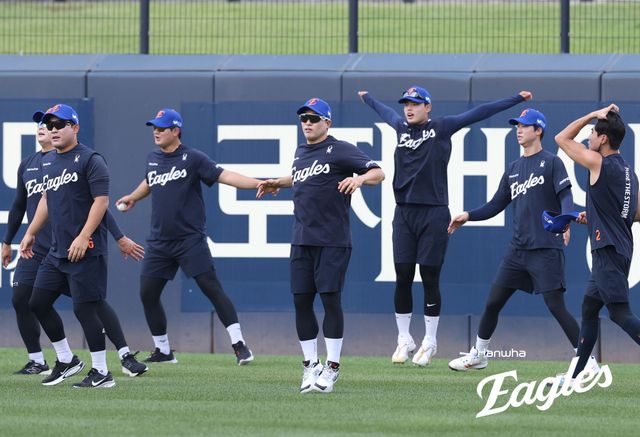 한화 이글스는 7월 31일 손아섭의 영입을 깜짝 발표했다. 한화는 NC 다이노스에 현금 3억원과 2026 신인드래프트 3라운드 지명권을 주고 손아섭을 데려오는 트레이드를 실시했다. 손아섭은 1일 광주 KIA전을 앞두고 1군 선수단에 합류, 간단한 훈련을 소화했다. 손아섭이 한화 선수들과 훈련을 하고 있다. 한화 이글스