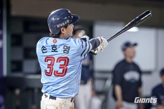 롯데 자이언츠 손호영이 31일 부산 사직야구장에서 열린 2025 신한 SOL Bank KBO리그 NC 다이노스와 홈경기에 3번타자 겸 3루수로 선발 출전해 데뷔 첫 만루포 포함 4타수 2안타로 활약했다. 롯데 자이언츠