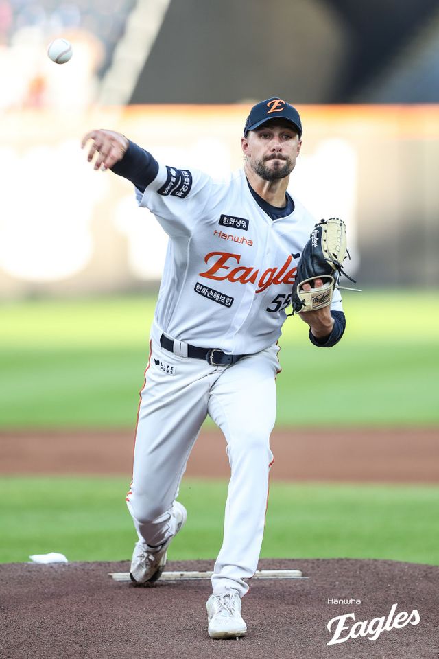 한화 이글스 라이언 와이스가 31일 대전 삼성 라이온즈전에 선발 등판해 투구하고 있다. 한화 이글스