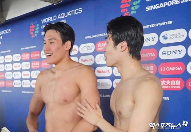 1일 오후 싱가포르 칼랑의 세계수영선수권대회 아레나에서 열린 2025 국제수영연맹 싱가포르 세계수영선수권대회 남자 자유형 50m 준결승 스윔 오프, 지유찬이 21초66로 이스라엘의 메이론 체루티를 0.08초 차로 따돌리고 결승에 올랐다. 지유찬의 결승 진출 이후 믹스트존에서 경기를 지켜보던 김영범(왼쪽)과 황선우(오른쪽)가 기뻐하고 있다. 칼랑(싱가포르), 유준상 기자