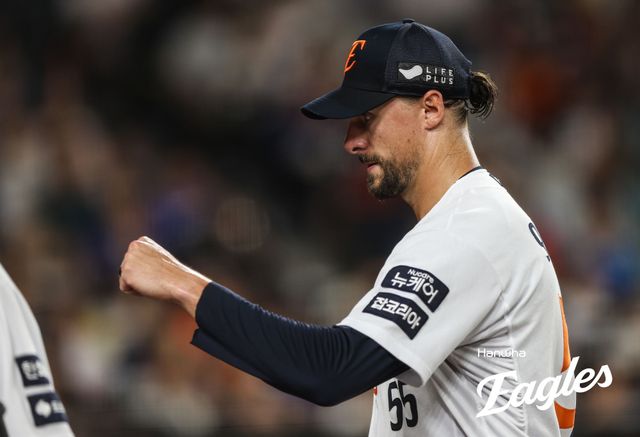 한화 이글스 라이언 와이스가 31일 대전 삼성 라이온즈전에 선발 등판해 이닝을 마친 뒤 더그아웃으로 향하고 있다. 한화 이글스