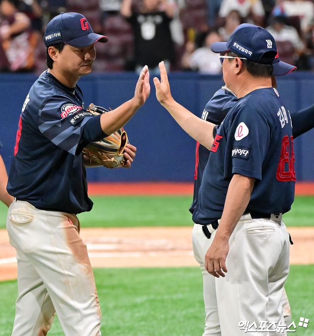 롯데 자이언츠 내야수 손호영(왼쪽)이 1일 서울 고척스카이돔에서 열리는 2025 신한 SOL Bank KBO리그 키움 히어로즈와의 팀 간 13차전에 3번타자 겸 3루수로 선발출전한다. 사진 엑스포츠뉴스 DB