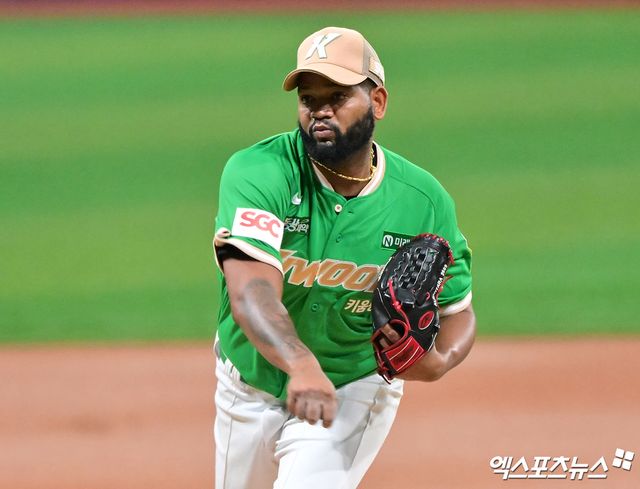 키움 히어로즈 에이스 라울 알칸타라가 1일 서울 고척스카이돔에서 열린 2025 신한 SOL Bank KBO리그 롯데 자이언츠와의 팀 간 13차전에 선발등판, 8이닝 무실점 완벽투로 팀 7연패 탈출을 견인했다. 사진 김한준 기자